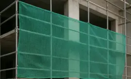 Фасадная сетка для предотвращения падения инструмента на стройке